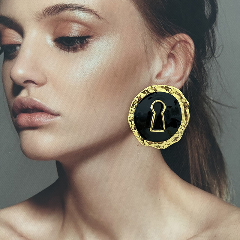 Exaggerated Black Enameled All - Vintage Collectible Show บทวิจารณ์และราคา