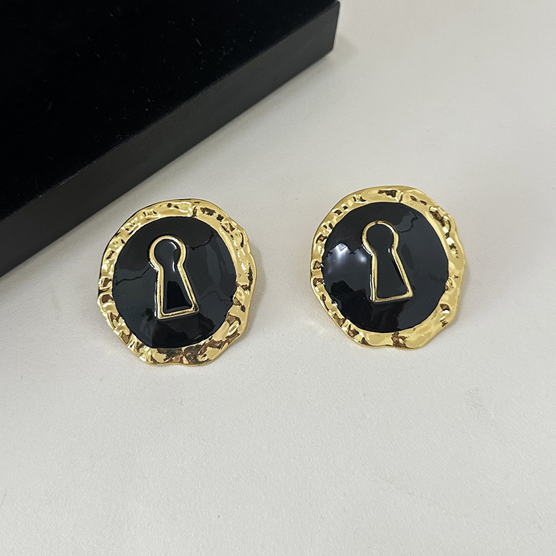 Exaggerated Black Enameled All - Vintage Collectible Show บทวิจารณ์และราคา